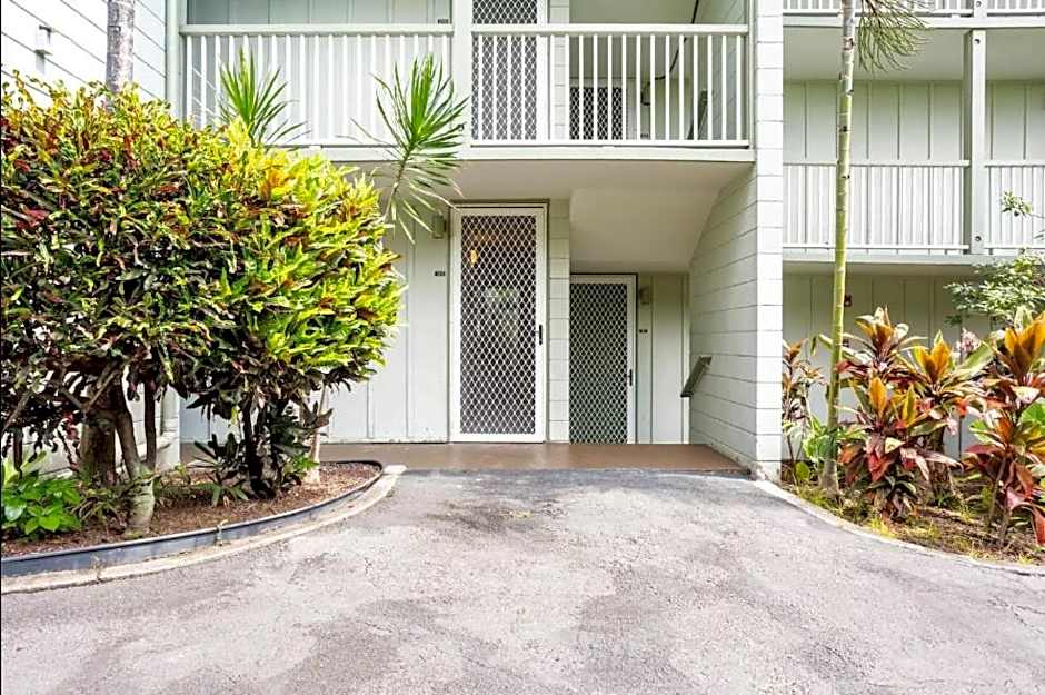 DOWNTOWN Hawaiian Theme Condo with Hot Tub, Pool & Beach - Kona Islander Inn