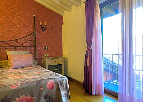 Superior King with king bed, hydromassage bathtub and terrace with views at the mountain.