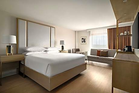 Preferred Club Level King Room