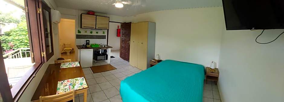 Au Petit Canal Fleuri