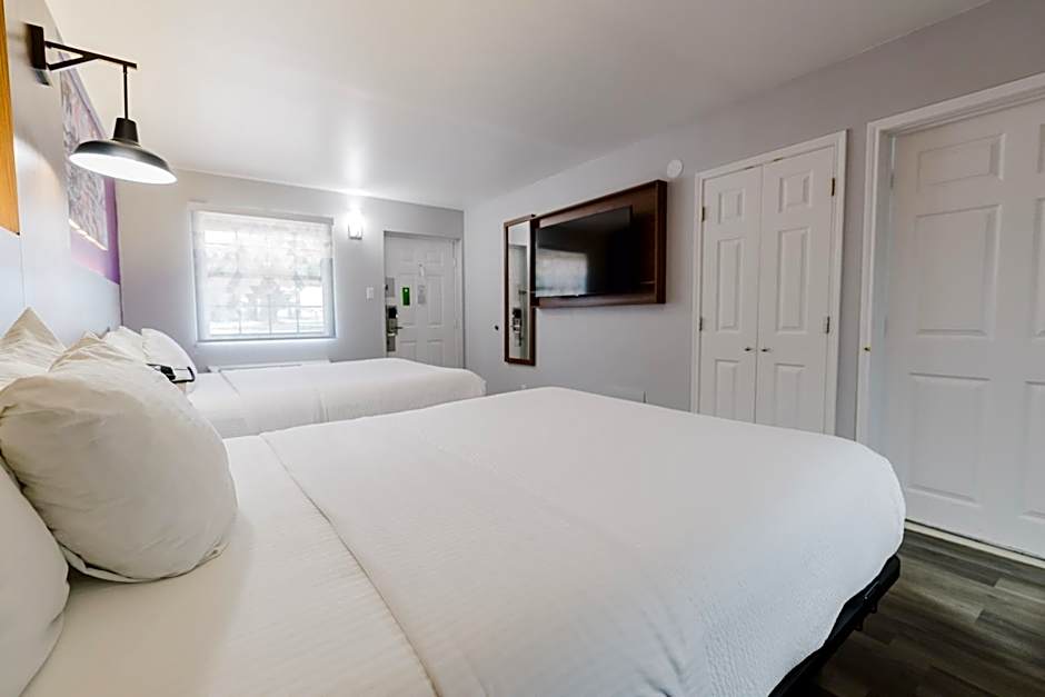 La Quinta Inn & Suites by Wyndham Mid-City