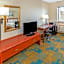La Quinta Inn & Suites by Wyndham Milwaukee Airport / Oak Creek