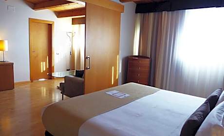 Queen Suite with Spa Bath