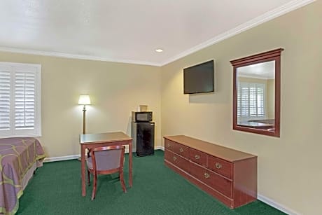Queen Room with Two Queen Beds and Mobility/Hearing Access - Non-Smoking