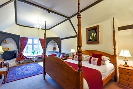 Four Poster Super King Bed (No Pets)