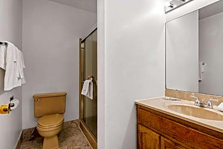 King Room with Whirlpool - Non Smoking/Interior Hall
