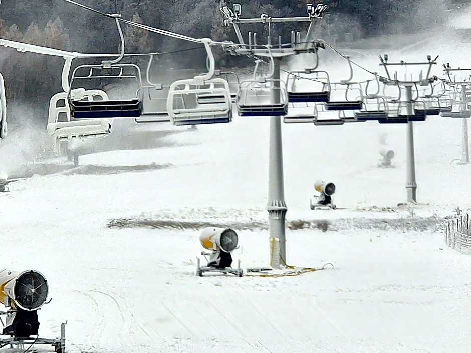Przystań nad Sanem z widokiem na góry i rzekę