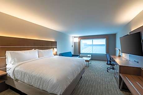 King Room with Roll-In Shower - Disability Access