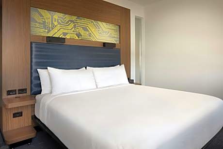 King Room with Roll-in Shower - Mobility Accessible