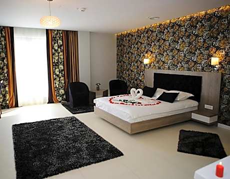 Queen Room with Spa Bath, balcony and pool view