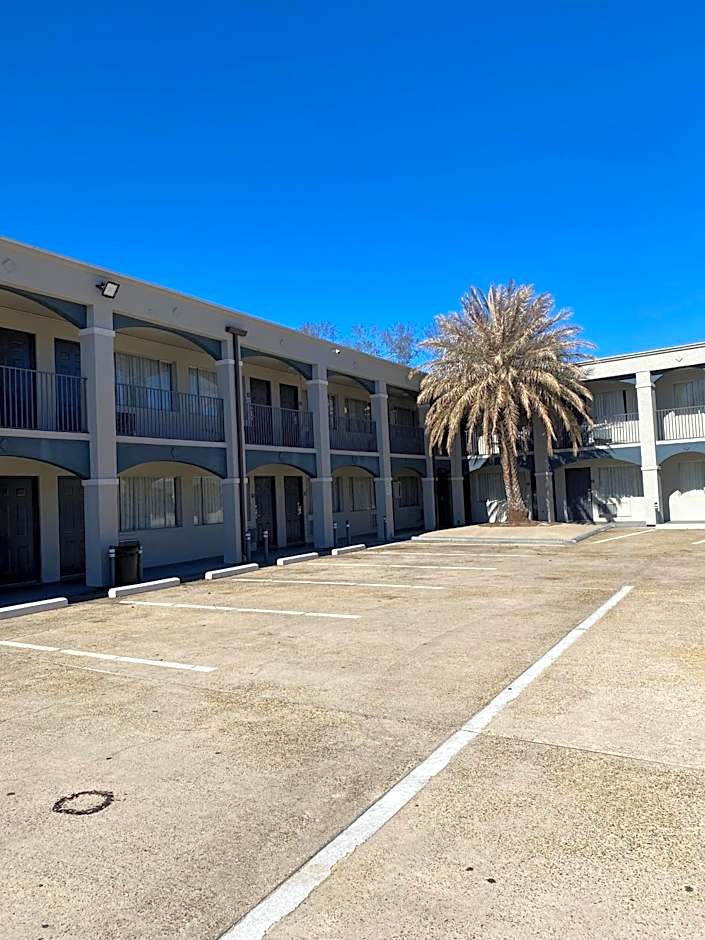 Howard Johnson by Wyndham Historic Lake Charles