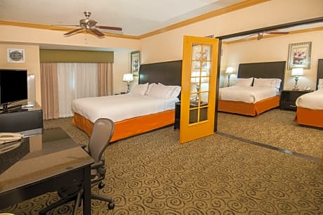 1 King Bed and 2 Queen Beds Suite