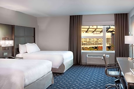 Queen Room with Two Queen Beds and View - Mobility/Hearing Access Bath Tub