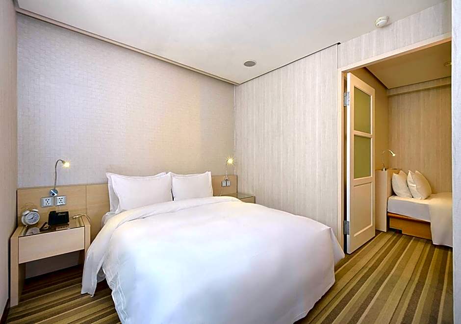 Yomi Hotel - ShuangLian MRT