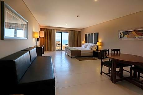 Twin Room with Sea View and Extra Bed (3 Adults)