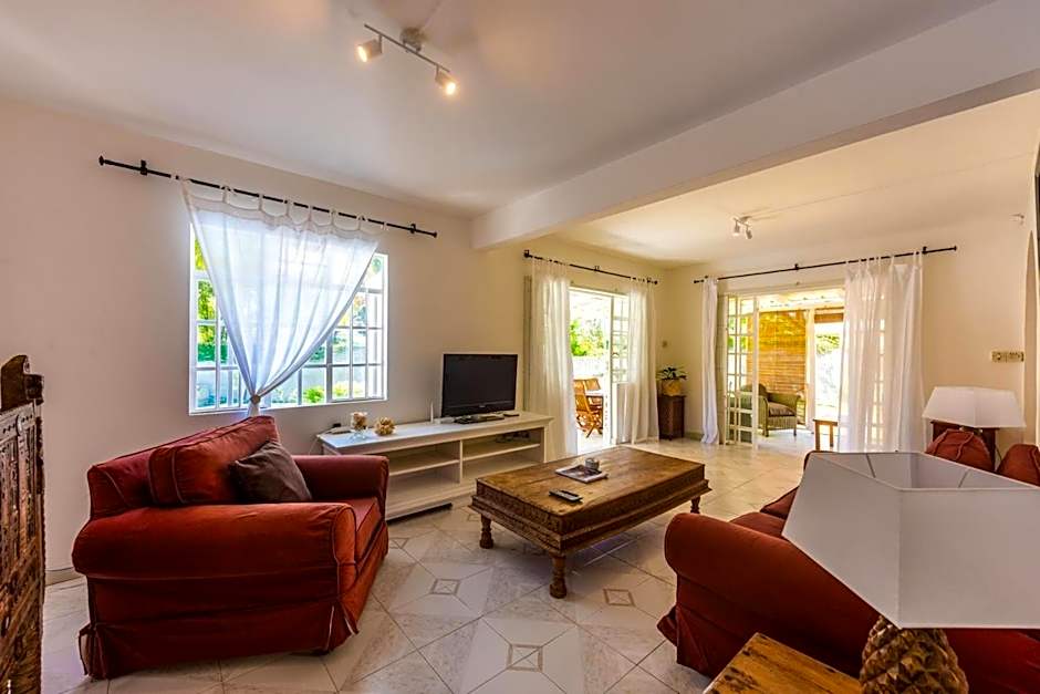 Cosy private bungalow pool 5 mins to beach