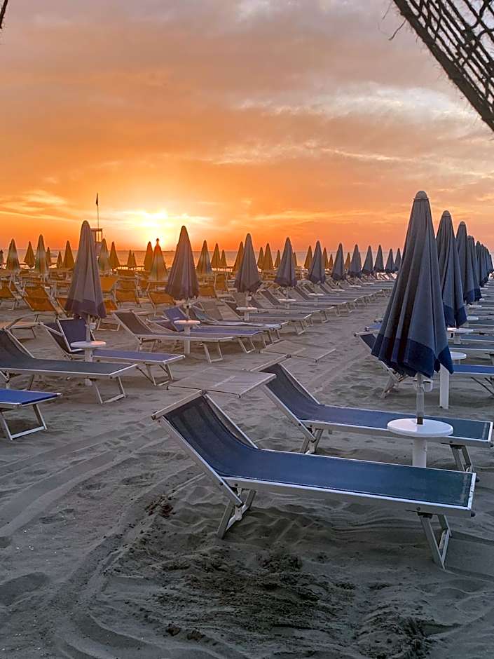 HOTEL TRIONFAL - Fronte Mare - Vicinissimi al Centro