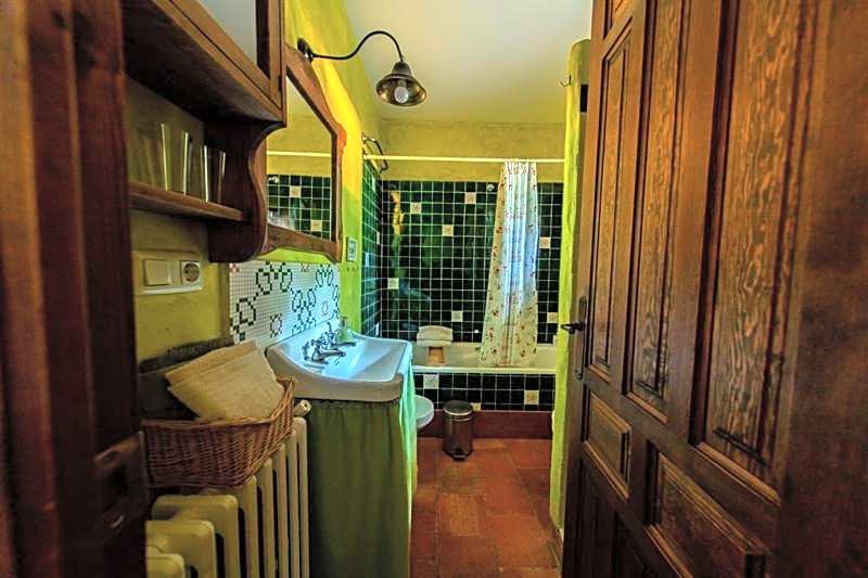 Hotel Royo Guarde-Puente Faco, junto al río Mundo