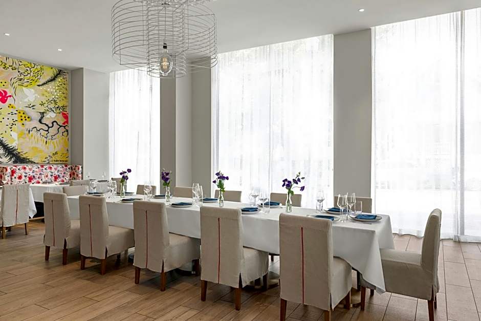 THE MC, AUTOGRAPH COLLECTION