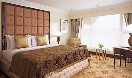 04Deluxe Suite 1 Bedroom Lake View King Bed