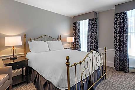 Bedroom Suite with One Queen Bed and Hot Tub