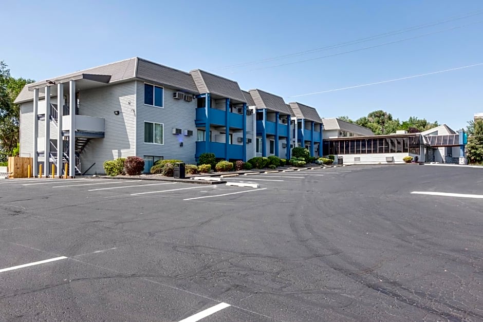 Days Inn & Suites by Wyndham Spokane