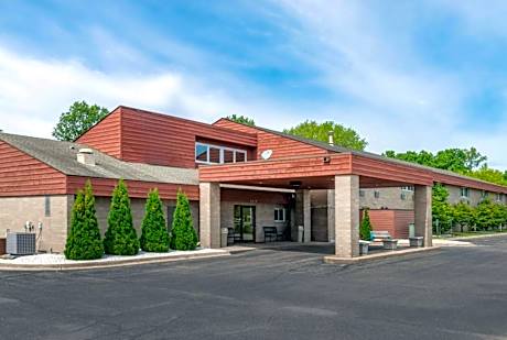 Coratel Inn and Suites By Jasper River Falls