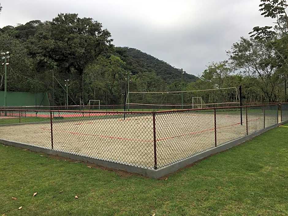 Caso em condomínio com lago, serra, campo e mar