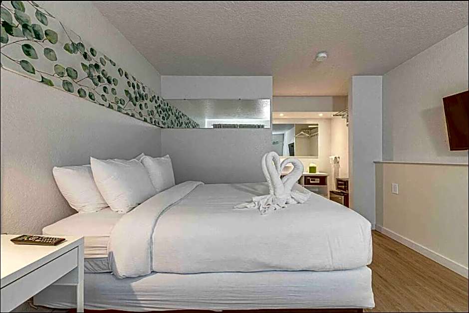 Travel Lodge by Wyndham 10 min from Disney