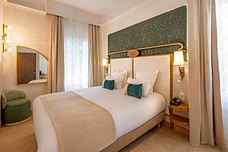 Comfort Queen Room with Balcony and Forest View