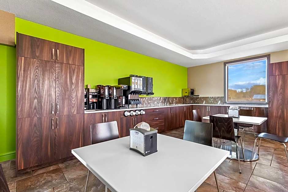 Super 8 by Wyndham Prince Albert