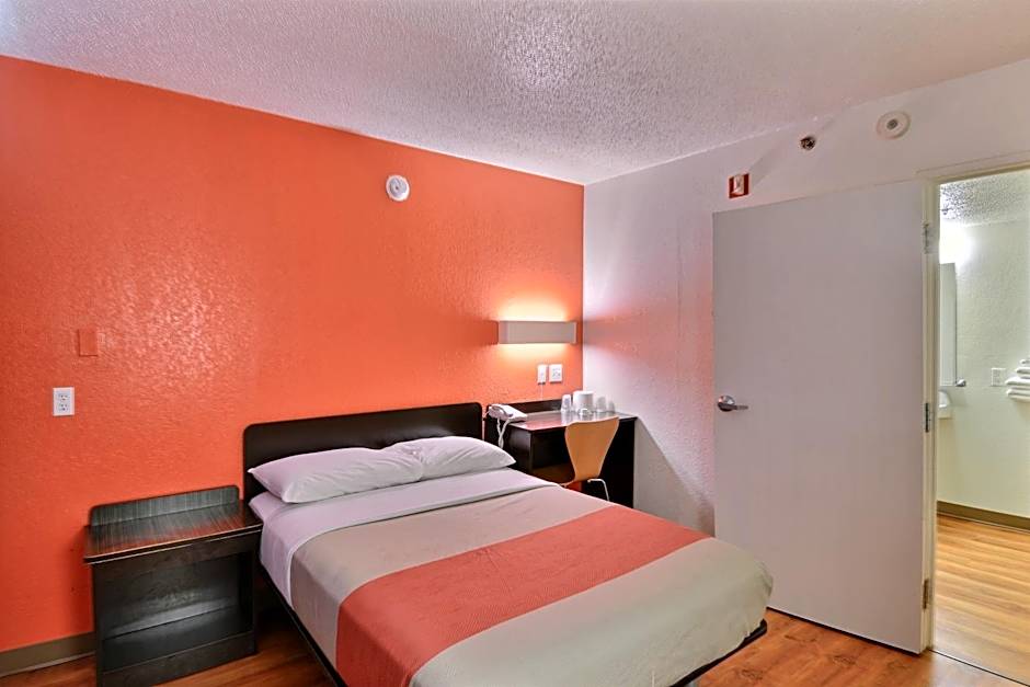 Motel 6-Tewksbury, MA - Boston