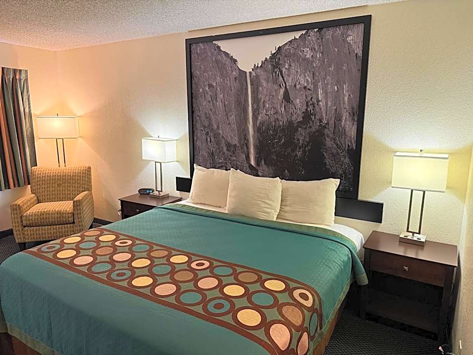 Super 8 by Wyndham Selma/Fresno Area