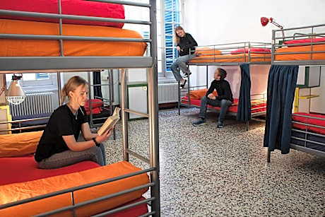 Single Bed in Mixed Dormitory Room