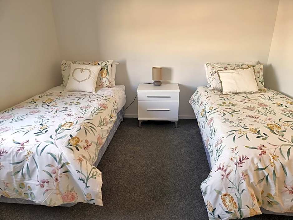 Addington townhouse with carpark 8mins walk to Hagley park south