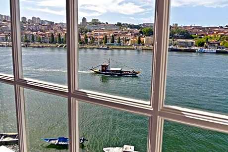 One-Bedroom Apartment with Lateral River View