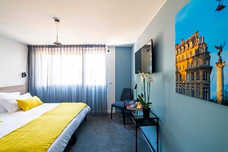 Comfort room with Kitchenette