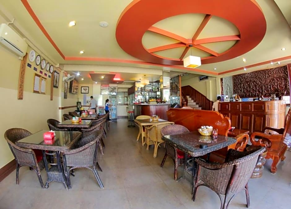 Golden Noura Villa-Pub & Restaurant