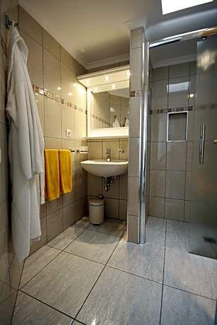 Deluxe One-Bedroom Apartment