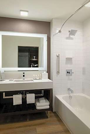 Guest room, 1 King, City view, High floor