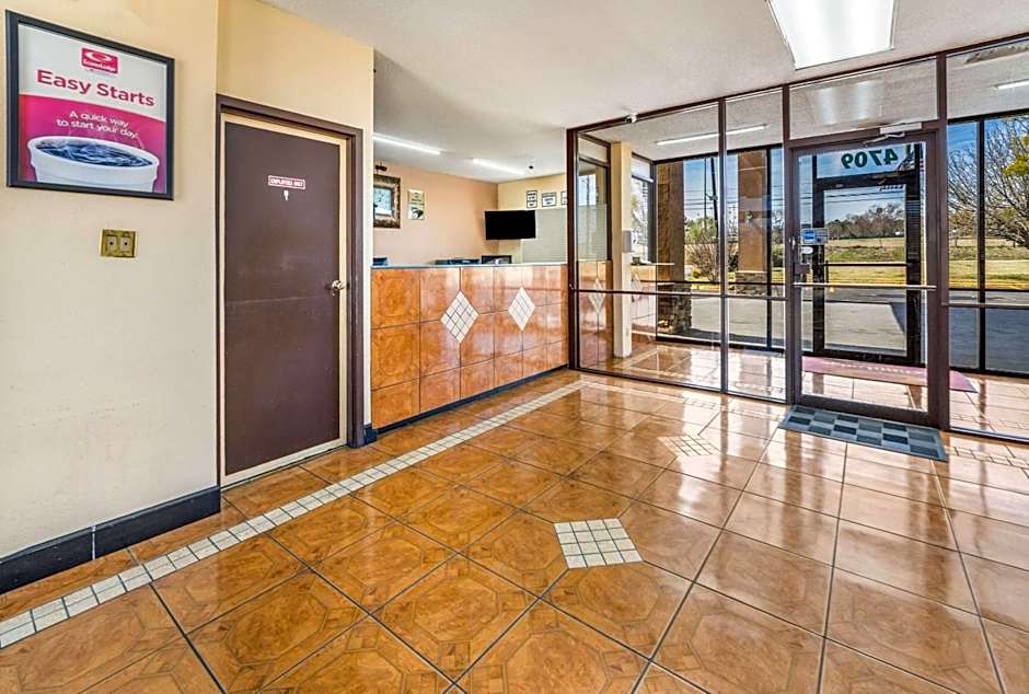 Econo Lodge  Inn & Suites Macon West