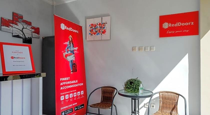 RedDoorz near Padang Golf Adisucipto