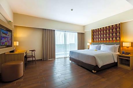 Executive King Suite with Balcony - Non-Smoking