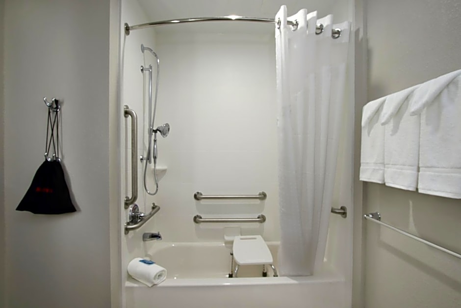 Holiday Inn Express & Suites - Columbus North, an IHG Hotel
