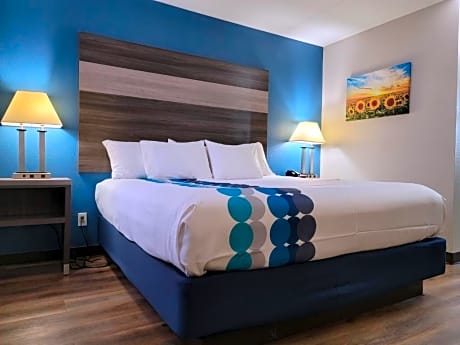 1 King Bed And 2 Queen Beds Family Suite Non-Smoking