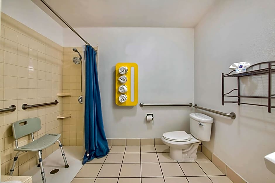 Motel 6 Eagle Pass Lakeside