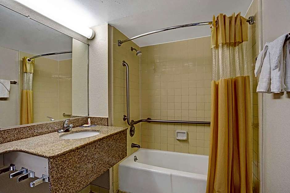 Days Inn by Wyndham Norfolk Military Circle