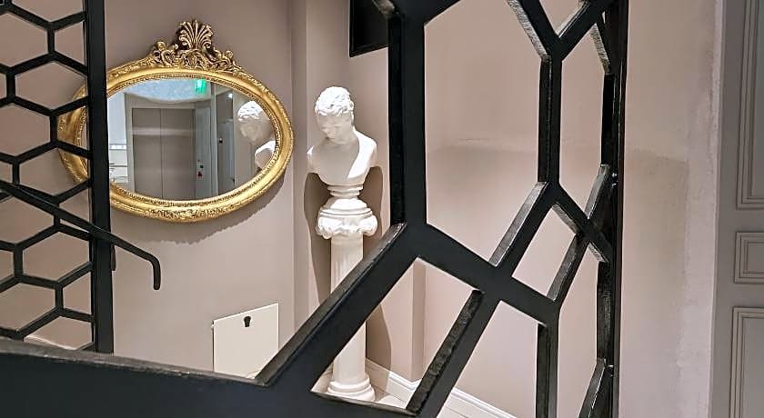 Aleksandr Pera Hotel