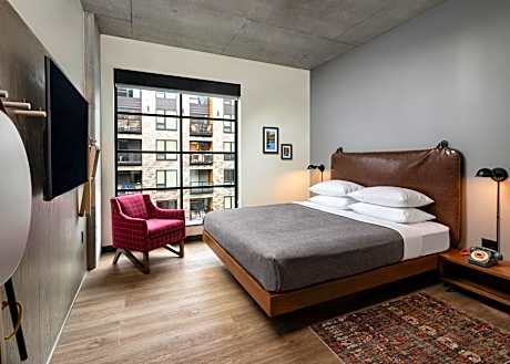 Guest room, 1 King, City view