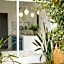 The Monkey Tree by AvantStay Mid-Century Modern Oasis with Pool